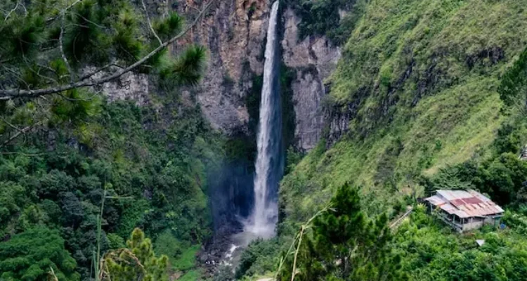 Daya Tarik Air Terjun Sipiso-Piso