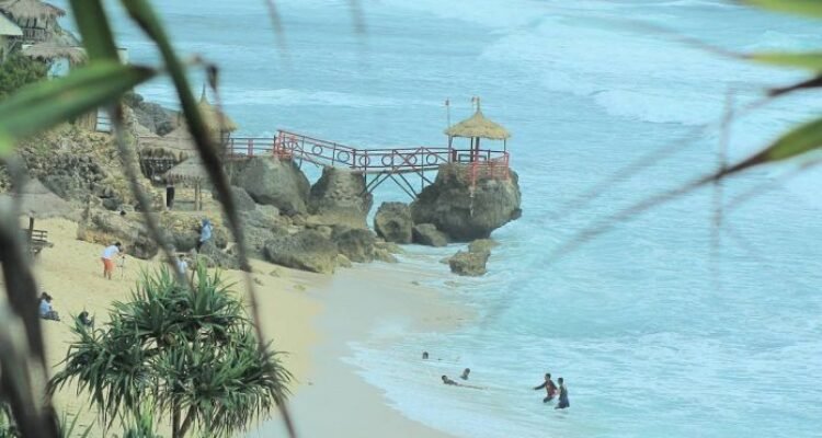 Pantai Watu Lawang Menyuguhkan Keindahan Alam Yang Memesona