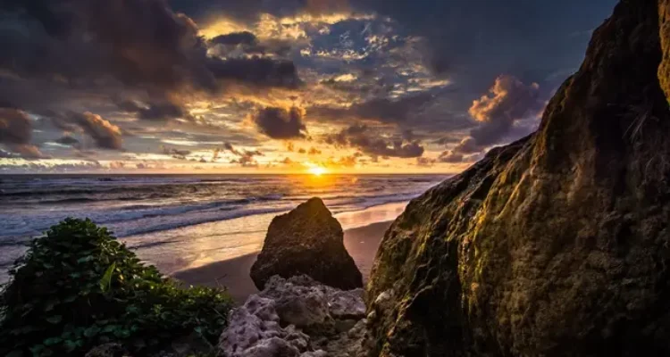 Shutterstock Daya Tarik Pantai Parangendog