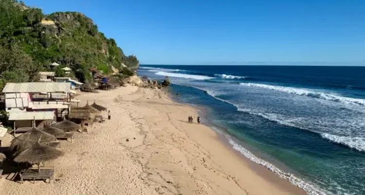 Shutterstock Daya Tarik Pantai Watu Lawang