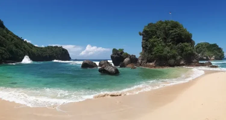 Shutterstock Daya Tarik Pantai Watu Leter