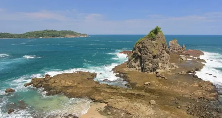 Shutterstock Alamat Pantai Watu Lumbung