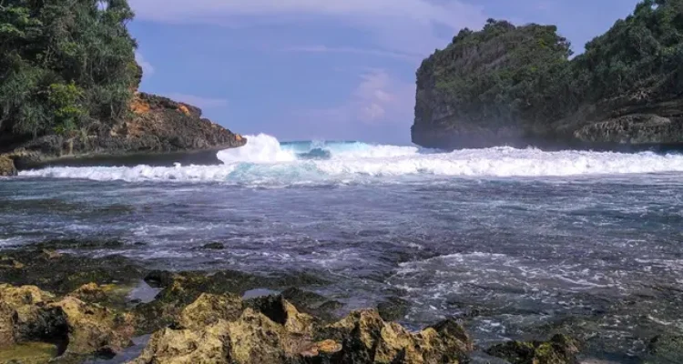 Shuttershock Daya Tarik Pantai Batu Bengkung