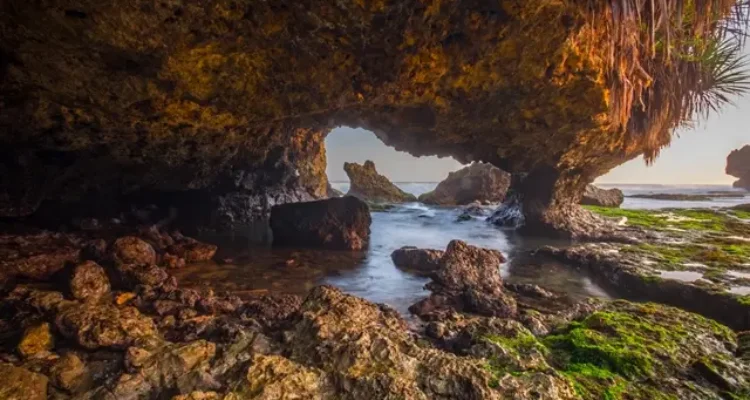 Shutterstock Aktvitas Pantai Mbuluk