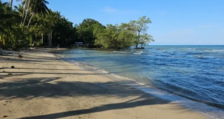 Daya Tarik Pantai Ponnori