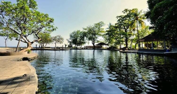 Kolam Alami Air Sanih, Pesona Pemandian Alami yang Super Jernih di Bali