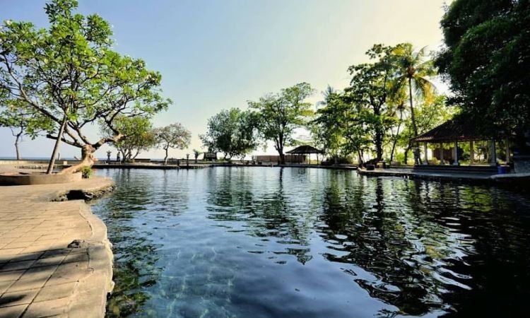 Kolam Alami Air Sanih, Pesona Pemandian Alami yang Super Jernih di Bali