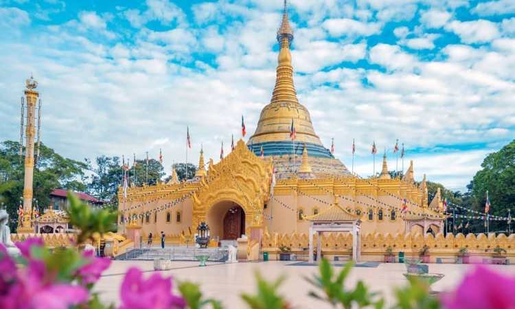 Taman Alam Lumbini, Taman Wisata Hits dengan Replika Pagoda Shwedagon di Karo