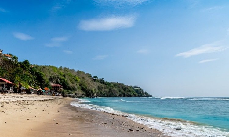 Pantai Thomas Uluwatu, Pantai Favorit Para Pecinta Surfing di Bali