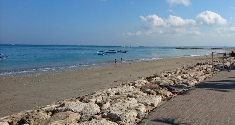 Pantai Jerman, Pantai Indah dengan Hamparan Pasir Putih Kecokelatan di Bali