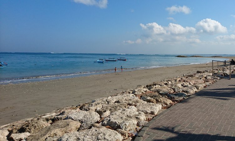 Pantai Jerman, Pantai Indah dengan Hamparan Pasir Putih Kecokelatan di Bali