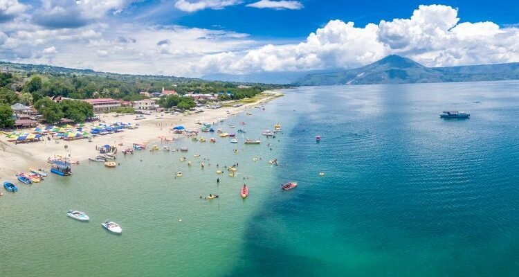 Pantai Pasir Putih Parbaba, Pantai Indah dengan Bukit Hijau Eksotis di Samosir